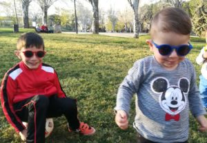 Gafas de sol niños. Niños con gafas de sol.